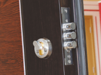 Заключване втора ключалка при серия метални врати Уют