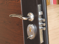 Заключване първа ключалка при серия метални врати Уют