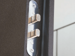Заключващи шипове при серия метални врати Комфорт