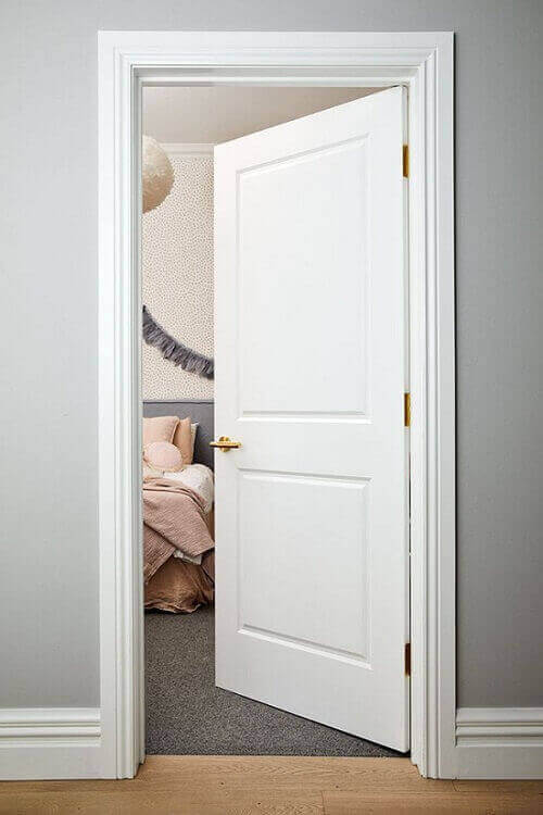 Бяла интериорна врата за детска стая със златна дръжка
