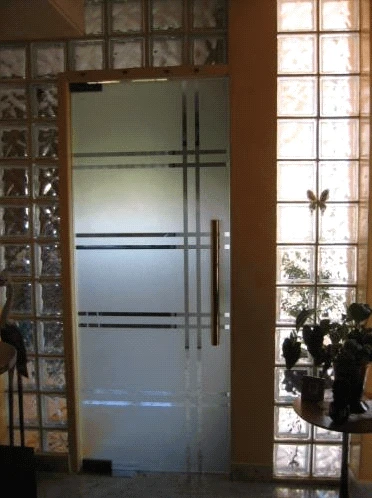 Стъклена врата с геометрични фигури